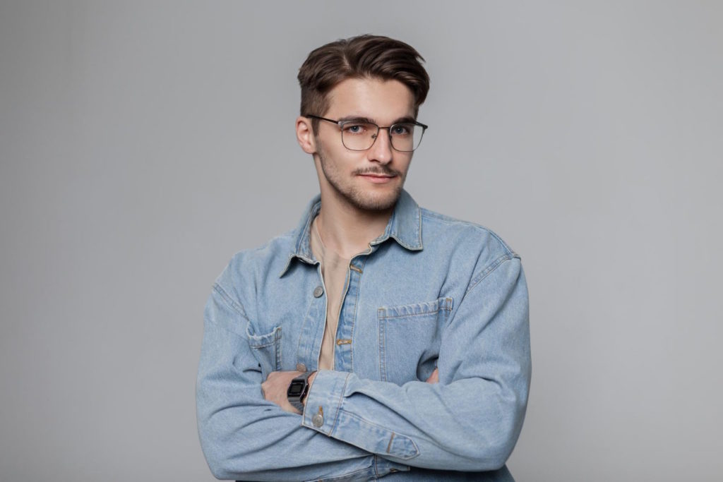 Wybierając okulary korekcyjne męskie, warto zwrócić uwagę na ich fason i dopasowanie do kształtu twarzy